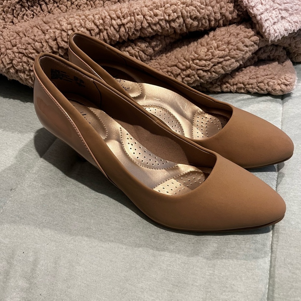 Alex Flex tan high heels